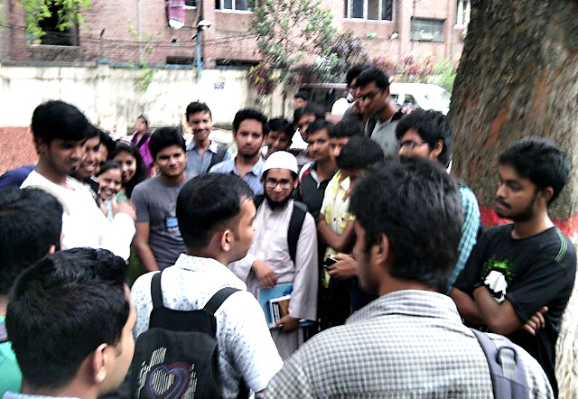 Hossain Al Ikram evangelizing the Firefox Student Ambassador program on the campus of Stamford University, Bangladesh.